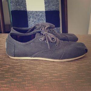 TOMS -gray size 6.5